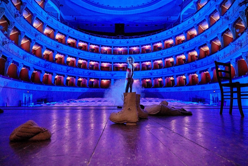 Immagine articolo Peni eretti e palchetti blu
